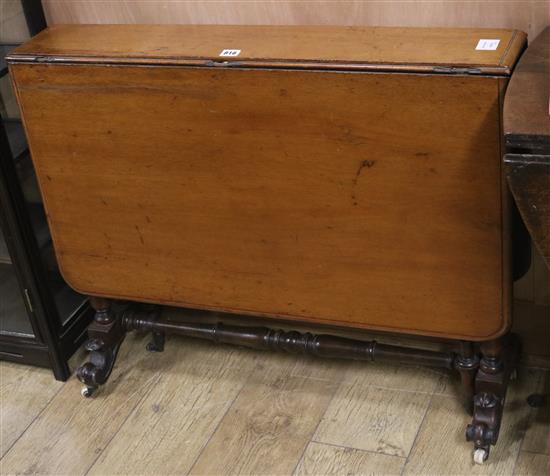 A Victorian Sutherland table, W.90cm